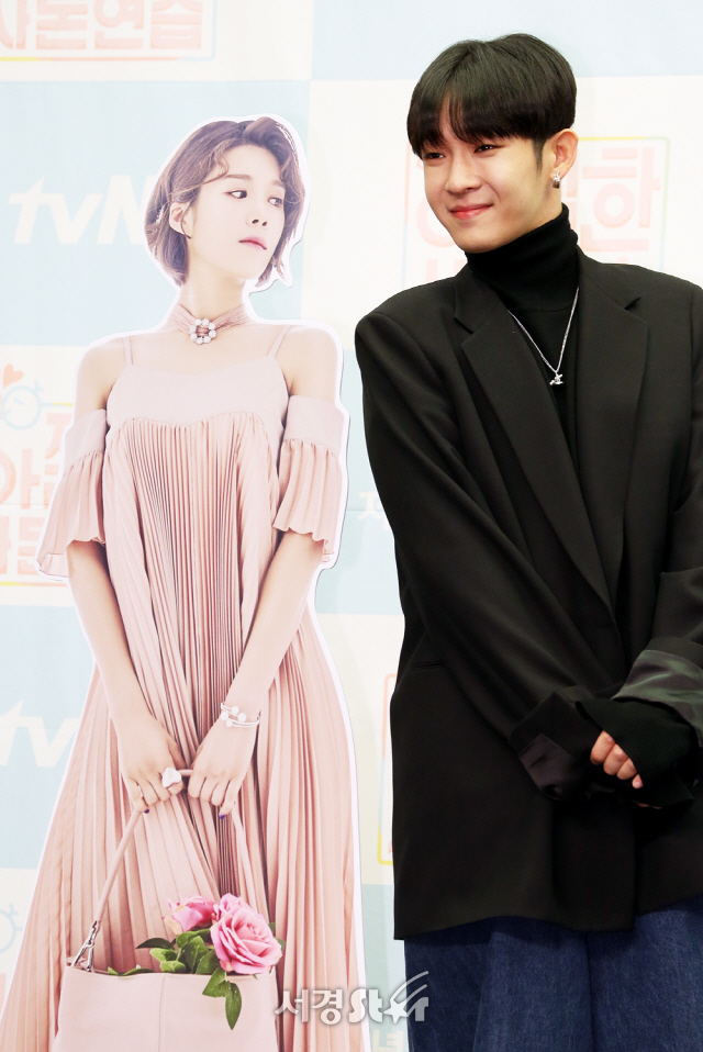 가수 남태현이 12일 서울 상암동 스탠포드 호텔에서 열린 tvN ‘아찔한 사돈연습’ 기자간담회에 참석해 포토타임을 갖고 있다.