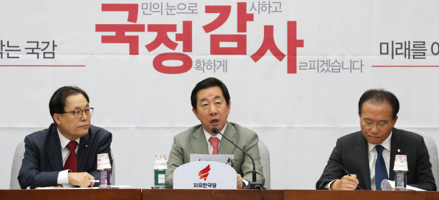 자유한국당 김성태 원내대표(가운데)가 12일 오전 국회에서 열린 국감대책회의에서 발언하고 있다. /연합뉴스