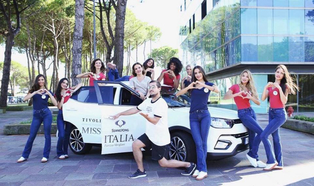 2018 미스 이탈리아 본선 진출자들과 대회 진행자가 대회 공식차량으로 제공된 티볼리를 배경으로 촬영을 하고 있다. /사진제공=쌍용차