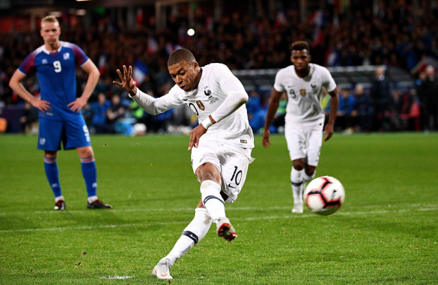 프랑스 공격수 킬리안 음바페(가운데)가 12일 아이슬란드와 평가전에서 종료 직전 페널티킥 동점골을 넣고 있다. /갱강=AFP연합뉴스