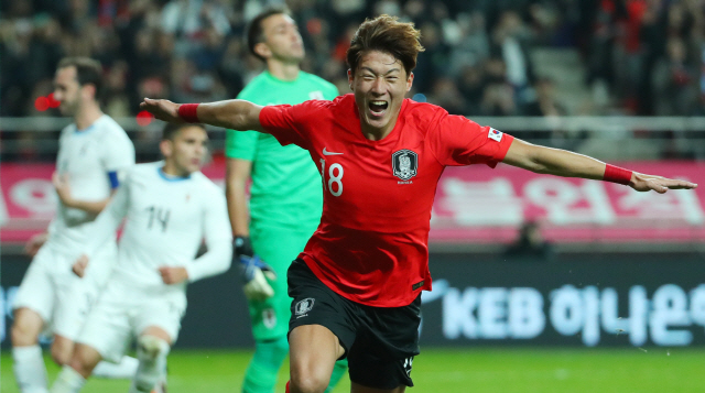 한국 축구대표팀의 스트라이커 황의조가 12일 우루과이와의 평가전에서 후반 21분 선제골을 터뜨린 뒤 세리머니를 펼치고 있다. /연합뉴스