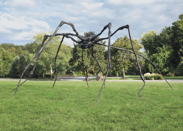 루이스 부르주아의 ‘거미(Spider)’는 지난 2015년 뉴욕 크리스티 경매에서 약 2,800만 달러, 한화로 약 320억원에 거래돼 작가 최고가 기록을 세웠다.