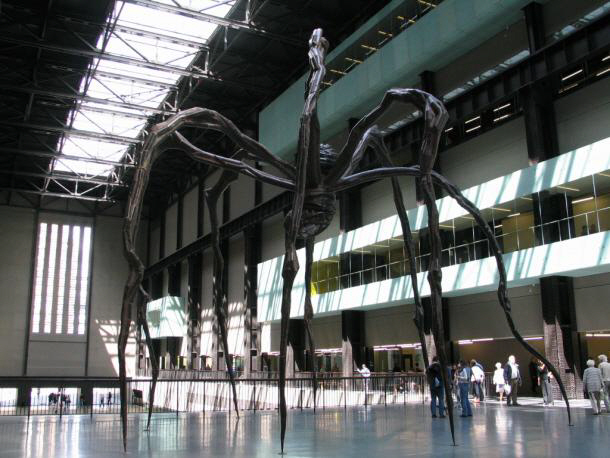 루이스 부르주아의 ‘거미’는 지난 2000년 영국 런던에 개관한 테이트모던의 터바인홀 전시를 위해 초대형으로 제작됐고 한 번 더 주목 받았다.