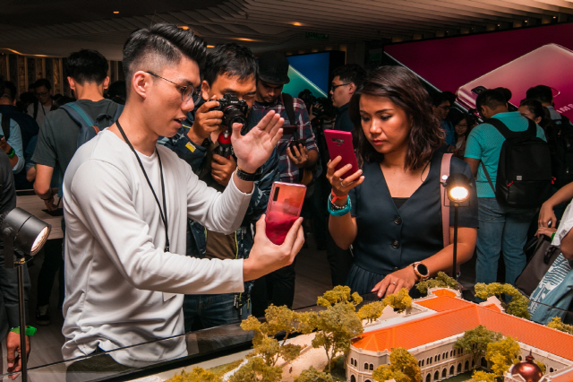 참석자들이 11일 말레이시아 쿠알라룸푸르에서 열린 삼성전자 갤럭시 A9 공개 행사에서 제품을 살펴보고 있다.   /사진제공=삼성전자