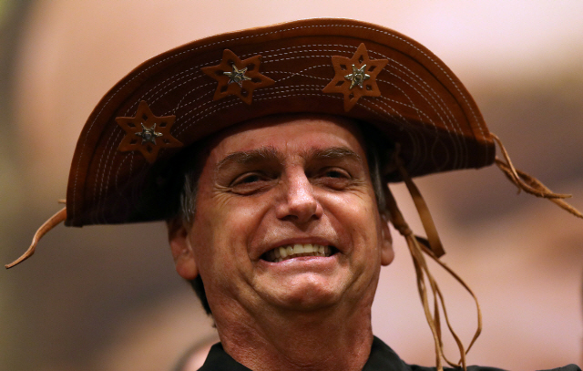 브라질 대선 결선에 진출한 자이르 보우소나루 사회자유당(PSL) 후보가 지난 11일(현지시간) 리우데자네이루에서 브라질 전통 모자를 착용하고 기자회견을 하고 있다. /리우데자네이루=로이터연합뉴스