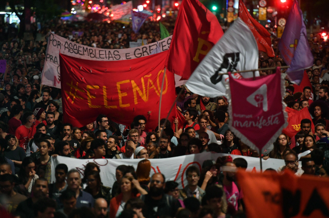 브라질 상파울루에서 지난 10일(현지시간) 극우 자이르 보우소나루 사회자유당(PSL) 후보의 대선 출마에 반대하는 항의시위가 벌어지고 있다. /상파울루=AFP연합뉴스