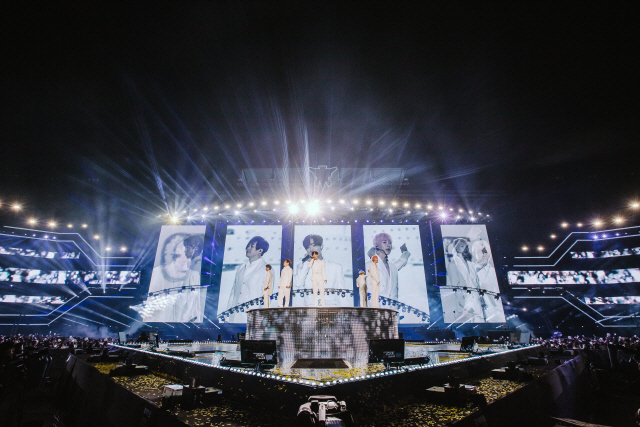 H.O.T.가 13일 저녁 서울 잠실 올림픽 주경기장에서 단독콘서트를 갖고 있다. /사진제공=PRM