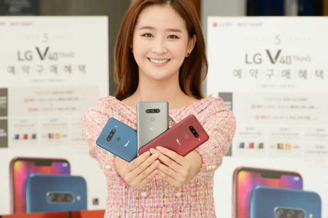 LG전자 모델이 플래그십 스마트폰 V40씽큐(ThinQ)를 소개하고 있다. /사진제공=LG전자