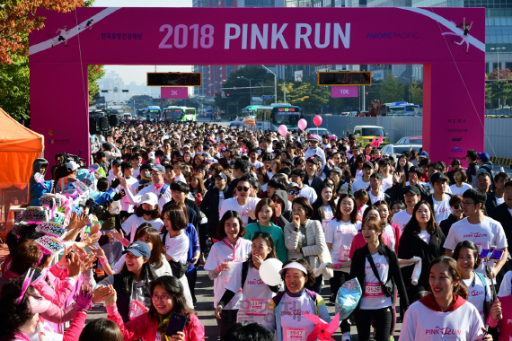 14일 서울 여의도 공원에서 개최된 아모레퍼시픽 주관 ‘2018 핑크런 서울대회’ 참가자들이 출발선에 모여있다. /사진제공=아모레퍼시픽그룹