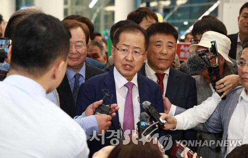 홍준표 '1천조 가계부채에도 북의 위장평화 정책에 놀아나는 문재인 정권'