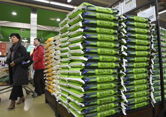 본격적인 쌀 수확기를 앞두고 지난해 하반기부터 쌀값이 17만원 선까지 올라서면서 고공행진을 하고 있는 가운데 14일 오전 서울 하나로마트 양재점에서 시민들이 쌀 가격을 살펴보고 있다./송은석기자