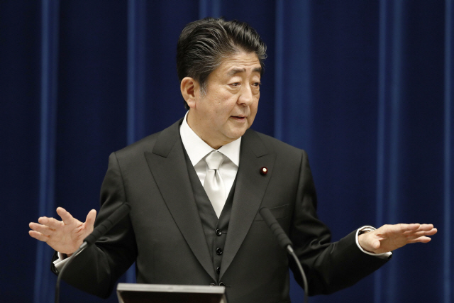 지난 2일 아베 신조(安倍晋三) 일본 총리가 일본 도쿄(東京) 총리관저에서 열린 개각 기자회견에서 발언하고 있다. /연합뉴스