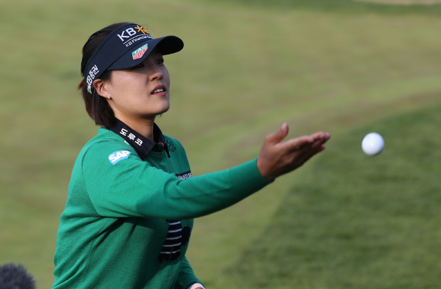 전인지가 14일 인천 스카이72 골프 앤 리조트 오션코스에서 열린 ‘2018 LPGA KEB하나은행 챔피언십’ 4라운드경기에서 우승을 차지한 뒤 골프공을 팬들에게 던져주고 있다. /인천=연합뉴스