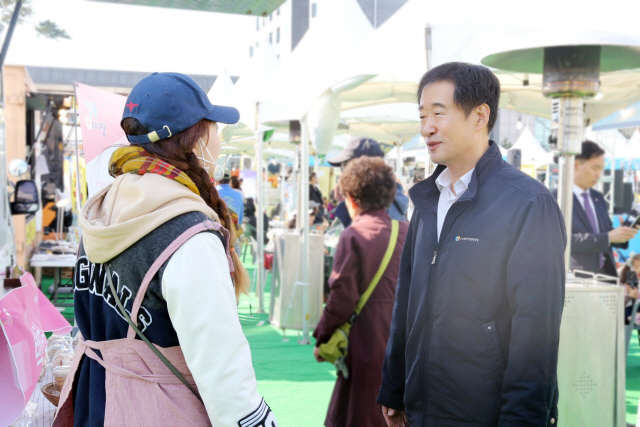 김흥빈(오른쪽) 소상공인시장진흥공단 이사장이 13일 전북 군산 새만금컨벤션센터에서 열린 ‘2018 전국우수시장박람회’에 방문해 푸드트럭 ‘백설화’를 운영하는 정소희 씨와 대화를 나누고 있다. 지난 12일부터 2박 3일 일정으로 마련된 ‘전국 우수시장박람회’는 청년 상인들의 성공 이야기를 중심으로 케이팝 콘서트, 버스킹, 디제이 등 젊은 감성의 문화공연을 진행하며 호평을 받았다. /사진제공=소진공