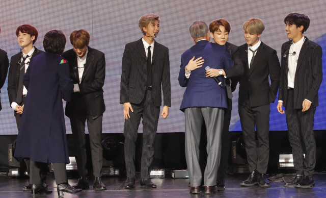 '한불 우정콘서트'에 BTS 떴다…文대통령, RM 포옹하며 격려