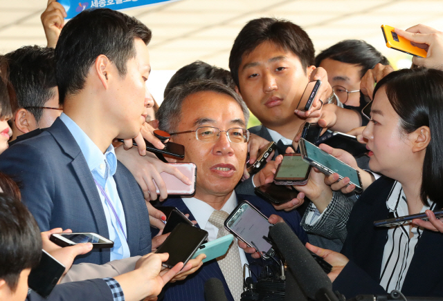 양승태 사법부 시절 사법행정권 남용 의혹의 핵심인물로 꼽히는 임종헌 전 법원행정처 차장이 15일 검찰 조사를 받기 위해 서울 서초구 서울중앙지검에 출석하며 취재진 질문에 답하고 있다. /연합뉴스