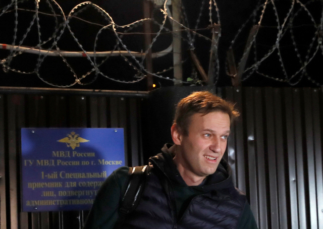러시아 야권 인사인 알렉세이 나발니가 14일(현지시간) 구치소에서 석방되고 있다. /모스크바=로이터연합뉴스