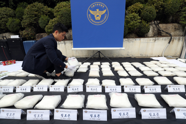 대만 조폭, 일본 야쿠자, 한국 마약상 등 3개국에서 활동하는 조직에서 압수한 대량의 필로폰이 15일 오전 서울지방경찰청 주차장에 놓여 있다./연합뉴스