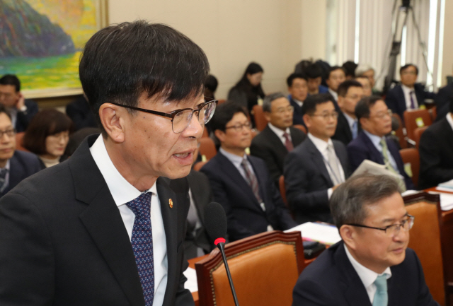 '간부 업무배제 직권 남용'…야당, 김상조에 '집중포화'