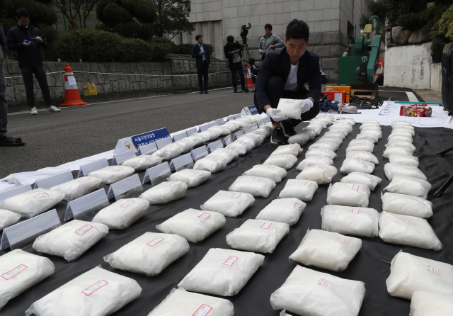 대량의 필로폰을 비롯한 마약류 압수품이 15일 오전 서울지방경찰청 주차장에 놓여 있다. /연합뉴스