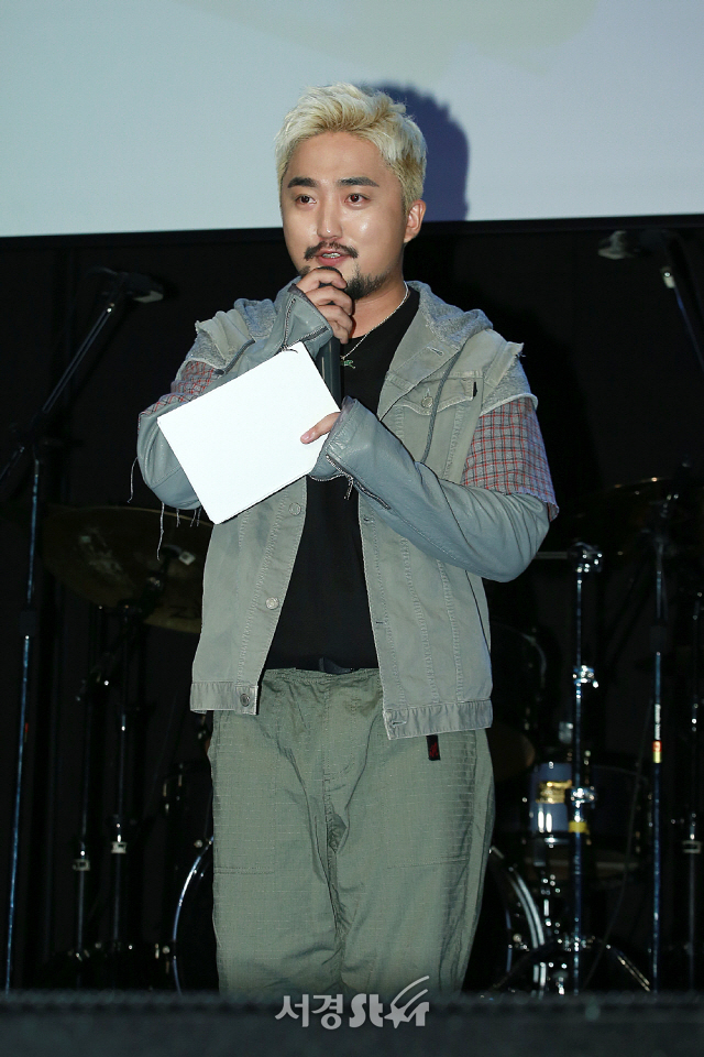 유병재가 새 EP앨범 ‘ZZZ’ 기자 쇼케이스에 참석해 진행을 맡고 있다.