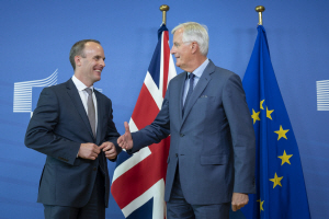 도미니크 라브(왼쪽) 영국 브렉시트장관과 미셸 바르니에 EU 협상대표.   /블룸버그