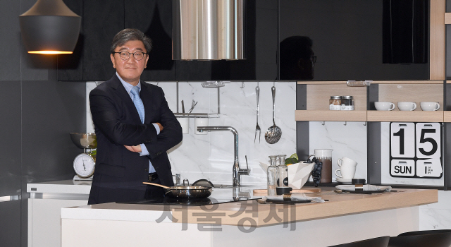 [CEO&STORY]이영식 한샘 사장, 주말엔 비닐하우스서 선인장 키우는 '다육식물 애호가'