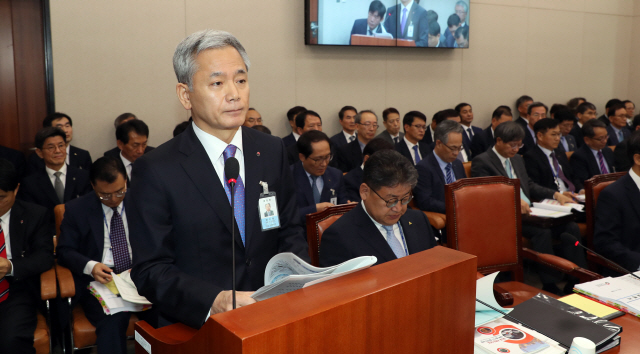 양수영 한국석유공사 사장이 15일 국회에서 열린 산업통상자원중소벤처기업위원회의 한국가스공사, 한국석유공사, 한국광물자원공사, 대한석탄공사, 한국광해관리공단, 강원랜드, 한국지역난방공사, 한국전기안전공사, 한국가스안전공사, 한국석유관리원, 한국에너지공단, 한국에너지재단, 한국가스기술공사에 대한 국정감사에서 업무보고 하고 있다./연합뉴스