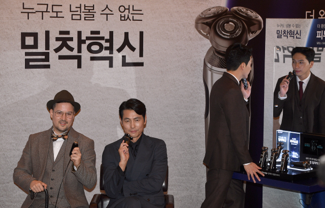 영화배우 정우성(왼쪽 두번째)이 15일 서울 소공동 웨스틴조선호텔에서 열린 필립스 전기면도기 ‘S9000 프레스티지’ 출시행사에서 제품을 소개하고 있다. /이호재기자.