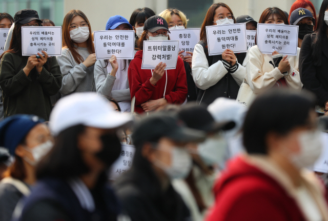 한 남성이 동덕여대 곳곳에서 알몸으로 음란행위를 한 영상을 SNS에 올린 사건과 관련해 15일 오후 서울 성북구 동덕여대 본관 앞에서 열린 ‘안전한 동덕여대를 위한 민주동덕인 필리버스터’에서 학생들이 참가자 발언을 듣고 있다. 한편 경찰은 이 사건과 관련해 수사 진전이 있다며 오래 걸리지 않을 것이라고 밝혔다. /연합뉴스
