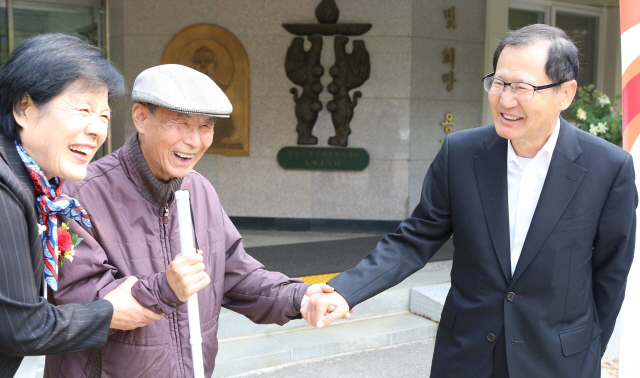 박찬구(오른쪽) 금호석유화학 회장이 지난 15일 서울 강동구 한국시각장애인 복지관에서 복지관 이용자와 이야기를 나누고 있다. /사진제공=금호석유화학