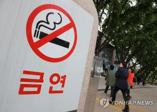 지난해 금연구역에서 담배를 피우다가 적발된 사람들에게 부과된 과태료가 약 27억원에 달하는 것으로 조사됐다./연합뉴스
