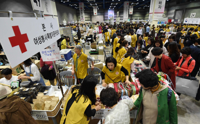 16일 오전 서울 강남구 코엑스에서 대한적십자사 주최로 열린 2018 적십자 바자 행사가 참가자들로 북적이고 있다. 바자 수익금 전액은 아동, 청소년가정, 홀몸어르신, 다문화가족 등 사회적취약계층을 돕기 위해 사용된다./송은석기자