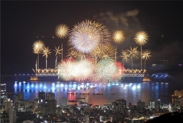 27일 부산 광안리해수역장 일원에서 불꽃축제가 펼쳐진다./사진제공=부산시