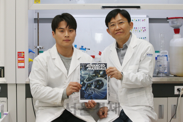 KAIST 신소재공학과 김상욱(사진 오른쪽) 교수와 김인호(〃왼쪽) 박사과정이 자신들의 연구가 표지논문으로 실린 ‘어드밴스드 머티리얼즈(Advanced Materials)’를 함께 보여주고 있다. 사진제공=KAIST