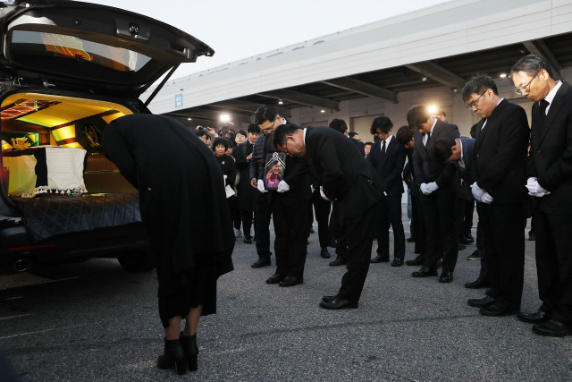 '히말라야 원정대' 시신 인천공항 도착…19일 합동영결식