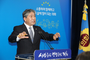 송한준 경기도의회 의장이 경기 수원시 팔달구 경기도의회 청사에서 열린 취임 100일 기자회견에 참석해 발언하고 있다./사진제공=경기도의회