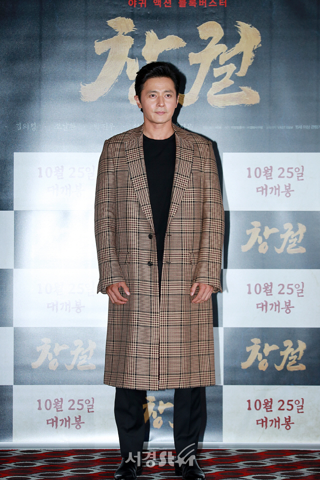 배우 장동건이 영화 ‘창궐’ 언론시사회에 참석해 포토타임을 갖고 있다.