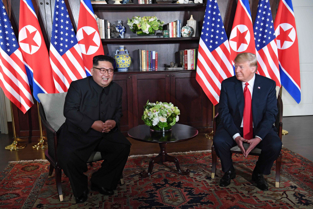 지난 6월 12일 싱가포르 센토사섬 카펠라 호텔의 북미 정상회담장에서 도널드 트럼프 미국 대통령과 김정은 북한 국무위원장이 의자에 앉아 대화하고 있다. /연합뉴스