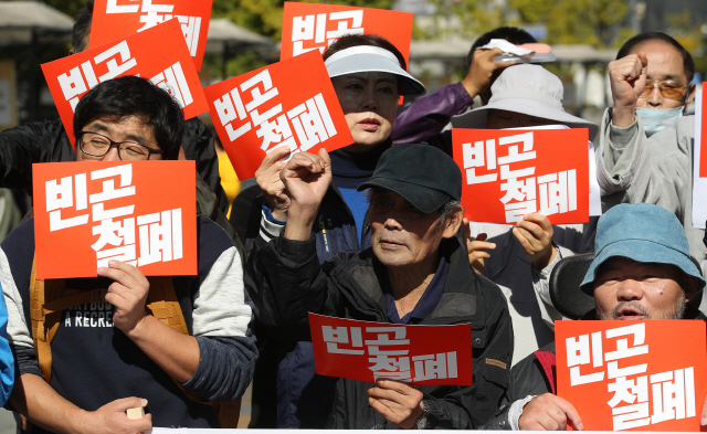 ‘빈곤문제 해결하라’      (서울=연합뉴스) 서명곤 기자 = ‘세계빈곤퇴치의 날’인 17일 오전 서울 광화문광장에서 열린 ‘1017 빈곤철폐의 날 기자회견’에서 참가자들이 공공주택 확충과 전월세 상한제 도입, 장애등급제 폐지 등 빈곤문제 해결을 요구하는 구호를 외치고 있다. 2018.10.17      seephoto@yna.co.kr  (끝)      <저작권자(c) 연합뉴스, 무단 전재-재배포 금지>