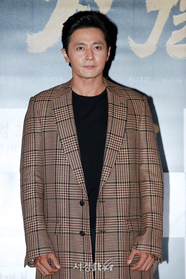 배우 장동건이 영화 ‘창궐’ 언론시사회에 참석해 포토타임을 갖고 있다.