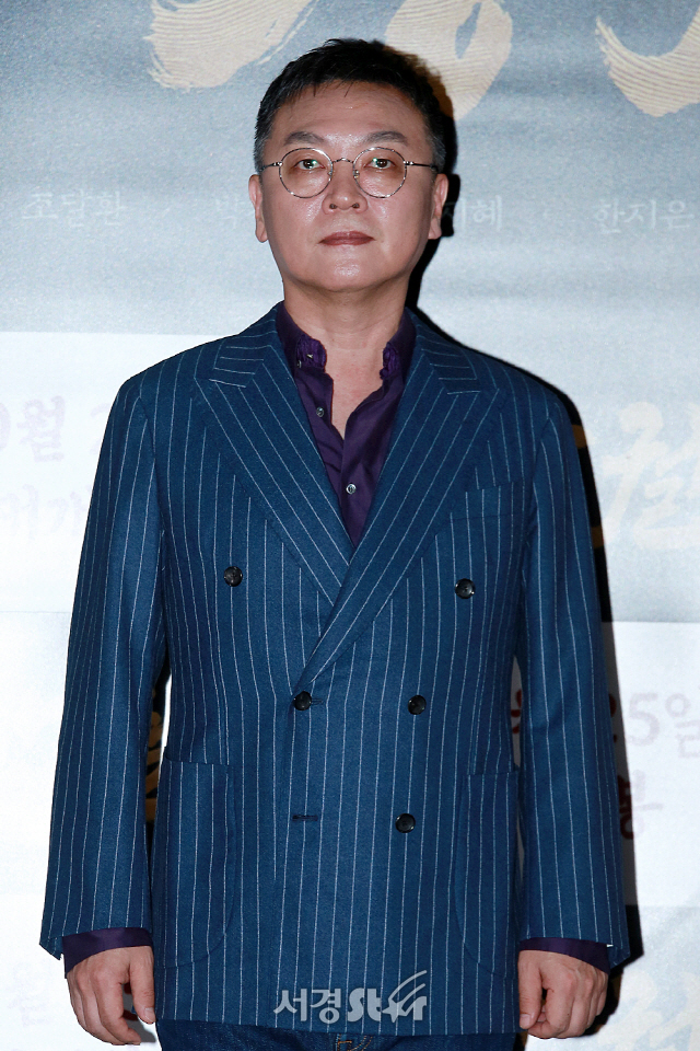 배우 김의성이 영화 ‘창궐’ 언론시사회에 참석해 포토타임을 갖고 있다.
