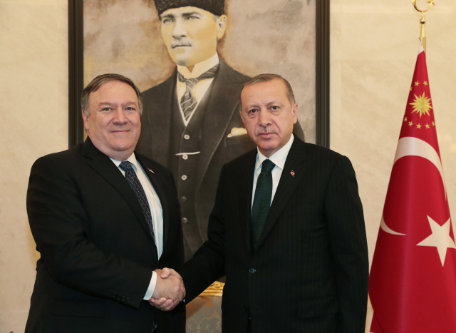 17일(현지시간) 터키의 수도 앙카라에서 레제프 타이이프 에르도안(오른쪽) 터키 대통령과 마이크 폼페이오 미국 국무장관이 악수를 하고 있다. /앙카라=신화연합뉴스