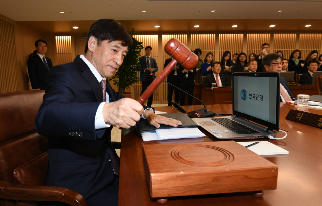 이주열 한국은행 총재가 18일 서울 중구 한국은행에서 금융통화위원회를 주재하고 있다./연합뉴스