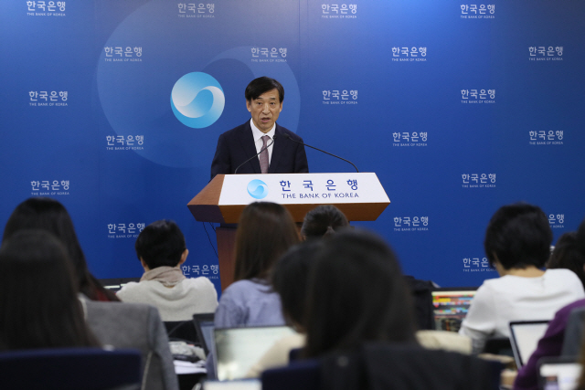 이주열 한국은행 총재가 18일 오전 서울 중구 한국은행 브리핑실에서 금융통화위원회 통화정책방향 관련 브리핑을 하고 있다. /연합뉴스