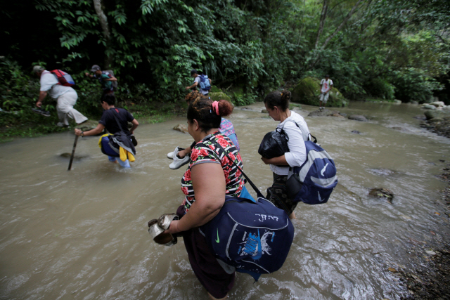 온두라스 이민자 행렬이 강을 건너 과테말라로 이동, 미국으로 향하고 있다. /로이터연합뉴스