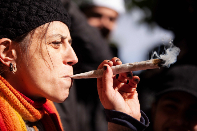 합법화된 마리화나를 피우는 여성들/AFP연합뉴스