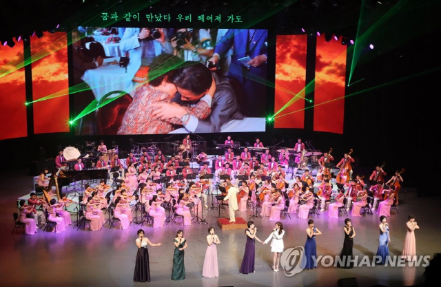 지난 2월 11일 서울 국립중앙극장 해오름극장에서 열린 북한 삼지연 관현악단 공연에서 소녀시대 서현 씨가 북한 여성가수들과 함께 ‘우리의 소원’ ‘다시 만납시다’를 부르고 있다. /연합뉴스
