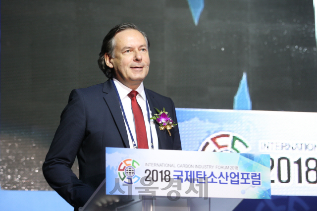 경북 구미시에서 개최된 2018 국제탄소포럼에서 독일 CFK-Valley 군나르 메르츠 대표가 기조연설을 하고 있다.