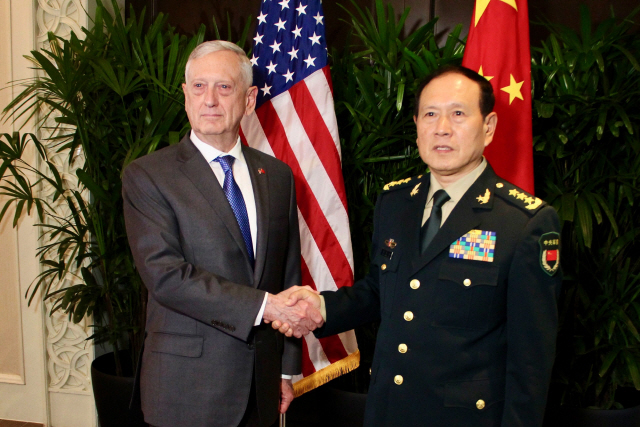 제임스 매티스(왼쪽) 미국 국방장관이 18일 아세안 국방장관 회담이 열리는 싱가포르에서 웨이펑허 중국 국방부장과 만나 악수를 나누고 있다. /싱가포르=AFP연합뉴스